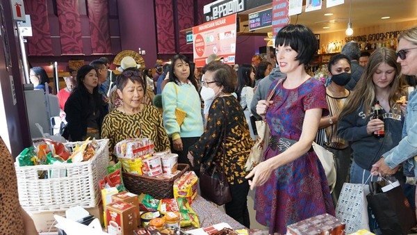 Tak kurang dari enam usaha kuliner Indonesia di San Francisco yang menyuguhkan aneka jajanan khas Indonesia. Mulai dari nasi padang, pempek, sate, mie instan, lotek dan gado-gado hingga kopi khas Indonesia. (dok. KJRI San Francisco) Tak kurang dari enam usaha kuliner Indonesia di San Francisco yang menyuguhkan aneka jajanan khas Indonesia. Mulai dari nasi padang, pempek, sate, mie instan, lotek dan gado-gado hingga kopi khas Indonesia. (dok. KJRI San Francisco)