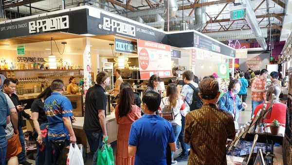 Pihak penyelenggara pun membatasi jumlah pengunjung dengan menetapkan tiket masuk dan memperhatikan keterbatasan kapasitas tempat yang tersedia. Tiket yang tersedia ludes terjual beberapa hari sebelum kegiatan. (dok. KJRI San Francisco) Pihak penyelenggara pun membatasi jumlah pengunjung dengan menetapkan tiket masuk dan memperhatikan keterbatasan kapasitas tempat yang tersedia. Tiket yang tersedia ludes terjual beberapa hari sebelum kegiatan. (dok. KJRI San Francisco)