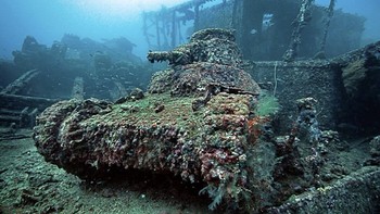 Di Chuuk Lagoon, Micronesia, Samudera Pasifik ada kuburan armada perang terbesar di dunia, namanya Armada Hantu Chuuk Lagoon. Ini adalah bekas armada perang Jepang di zaman Perang Dunia II yang hancur dibom tentara Sekutu. Foto: Must See Places