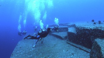 Salah satu temuan paling misterius di bawah laut adalah Piramida Yonaguni di selatan Jepang. Ilmuwan Jepang yakin ini reruntuhan piramida berumur 5.000 tahun, ilmuwan Barat yakin itu cuma batuan alami. Foto: Inside Japan Tours