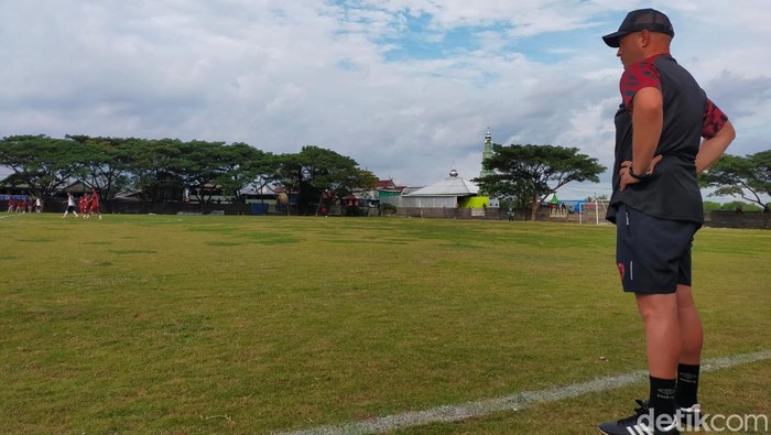 Bernardo Tavares memantau laga uji coba PSM Vs OTP 37