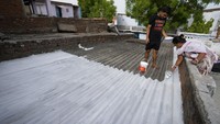 Pengecetan atap rumah ini dilakukan warga sebagai upaya menurunkan suhu dalam ruangan di musim panas.  