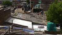 Pengecetan atap rumah ini dilakukan warga sebagai upaya menurunkan suhu dalam ruangan di musim panas.  