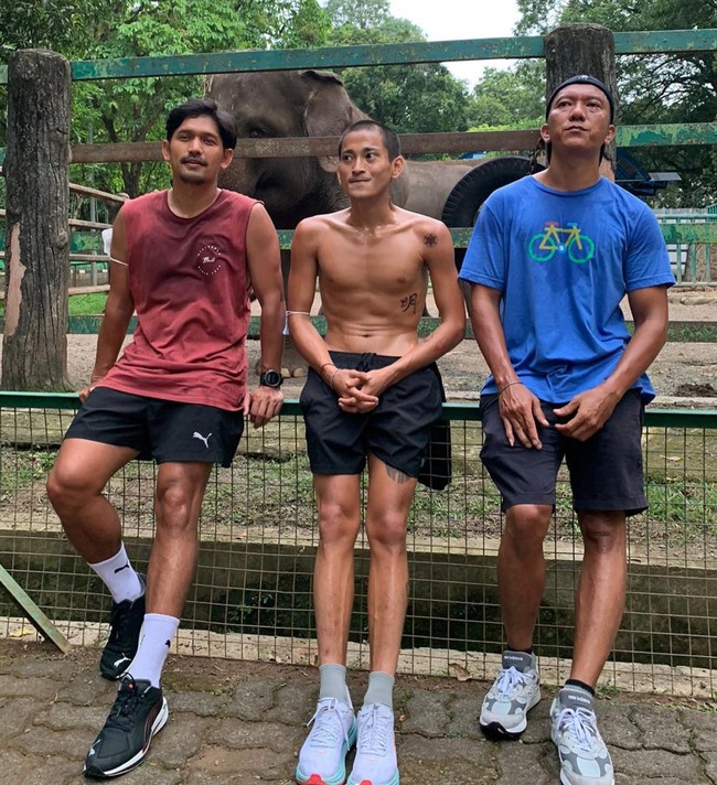 Jika dibandingkan, bentuk tubuh Bio One sebelum dan setelah bertransformasi menjadi Gepeng benar-benar jelas terlihat. Gaya rambutnya pun tampak berubah. Foto: Instagram/@bojvoyej