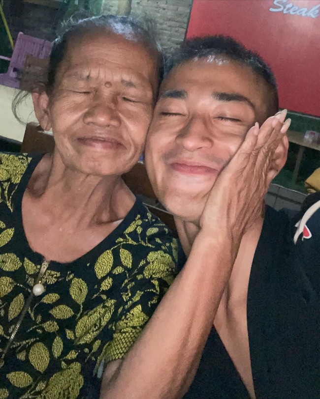 Beginilah potret Bio One dengan istri mendiang Gepeng. Setelah proses syuting film Srimulat selesai, Bio One tampak perlahan kembali ke bentuk tubuh semulanya. Foto: Instagram/@bojvoyej