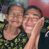 Beginilah potret Bio One dengan istri mendiang Gepeng. Setelah proses syuting film Srimulat selesai, Bio One tampak perlahan kembali ke bentuk tubuh semulanya. Foto: Instagram/@bojvoyej