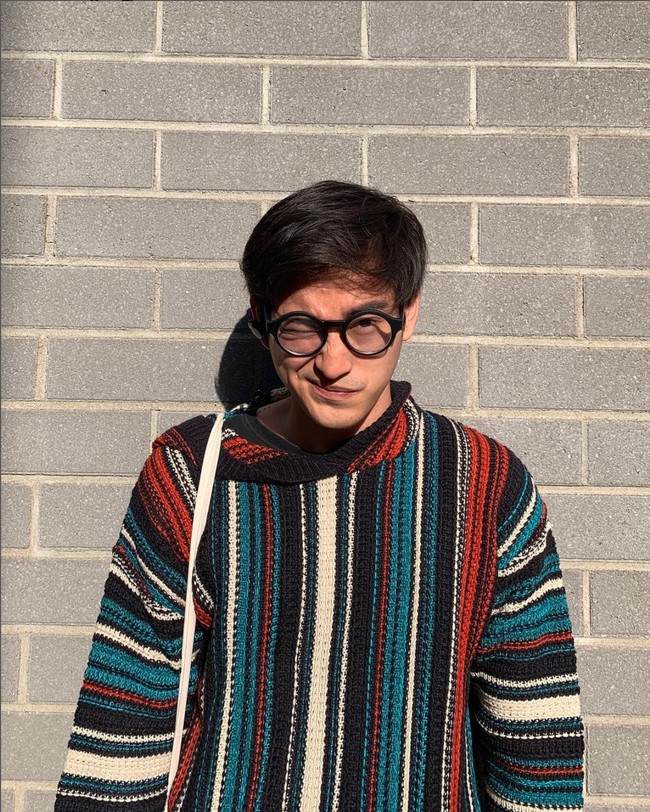 Transformasi Bio One demi memerankan karakter Gepeng dalam film Srimulat: Hil yang Mustahal berhasil mencuri atensi. Demi karakternya itu Bio One totalitas melakukan diet hingga membuat penampilannya jadi sangat berubah. Foto: Instagram/@bojvoyej