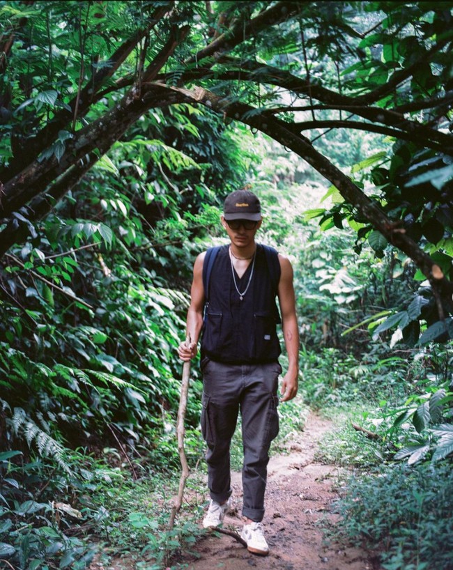 Begini penampilan Bio sebelum berubah menjadi Gepeng Srimulat. Setelah bertransformasi, penampilannya pun sukses bikin pangling. Foto: Instagram/@bojvoyej