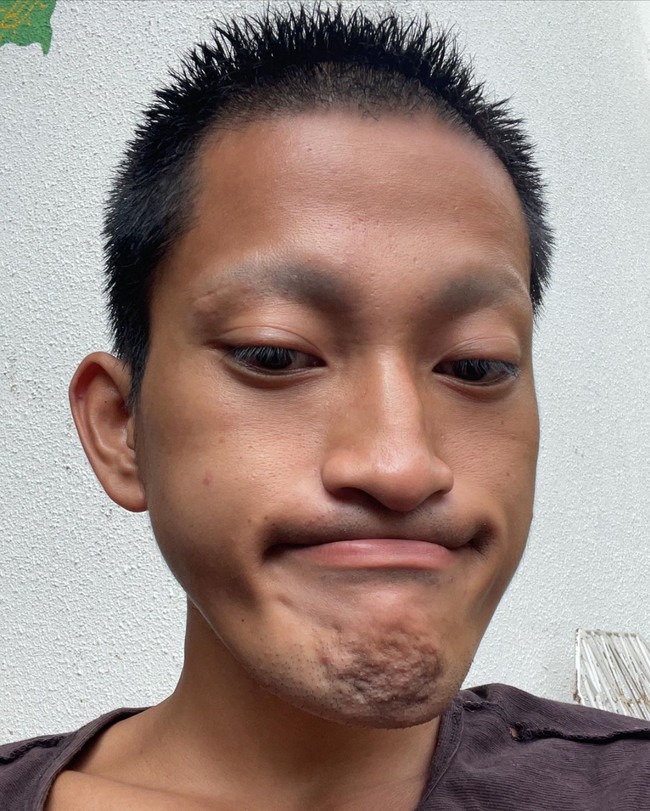 Demi peran, Bio One rela mengubah penampilannya menjadi lebih kurus dan kulitnya pun jadi tampak lebih gelap. Totalitas banget bukan? Foto: Instagram/@bojvoyej