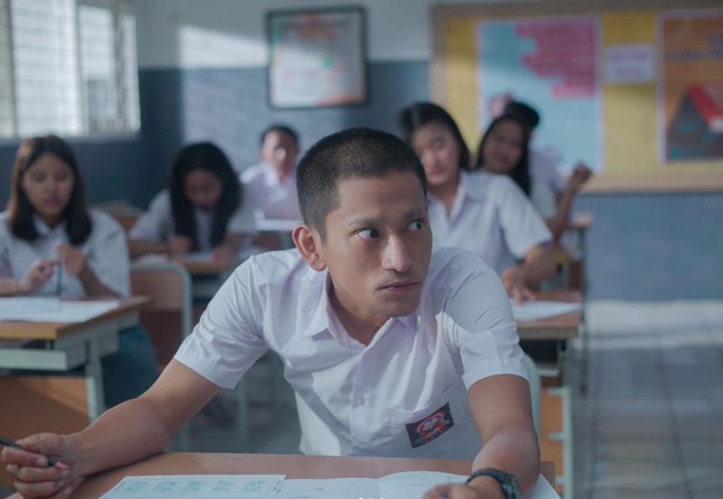 Tak hanya menguruskan badannya, Bio One juga sampai berjalan kaki kemana-mana dan berusaha menjalani hidup susah demi bisa mendalami peran sebagai Gepeng. Kalau menurutmu apakah penampilan Bio sudah mirip dengan mendiang Gepeng? Foto: Instagram/@bojvoyej