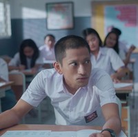 Tak hanya menguruskan badannya, Bio One juga sampai berjalan kaki kemana-mana dan berusaha menjalani hidup susah demi bisa mendalami peran sebagai Gepeng. Kalau menurutmu apakah penampilan Bio sudah mirip dengan mendiang Gepeng? Foto: Instagram/@bojvoyej