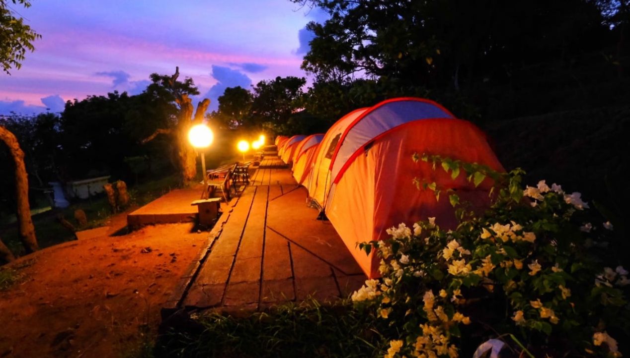 Bukit Asah Bali Camp Karangasem juga menyediakan tempat camping bagi wisatawan yang ingin menikmati sunset dan sunrise.
