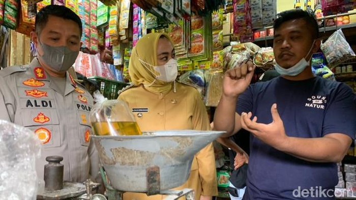 Bupati Karawang Cellica Nurrachadiana melakukan sidak minyak goreng ke pasar di Karawang.