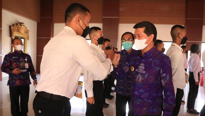 Bupati Klungkung, I Nyoman Suwirta memberikan motivasi kepada 20 Calon Anggota Polri dari Pulau Terluar (Nusa Penida)