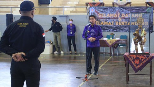 Bupati Klungkung, I Nyoman Suwirta membuka Lomba Keterampilan Baris Berbaris (LKBB) Bupati Cup VII Tahun 2022 di GOR Swecapura, Desa Gelgel, Kecamatan Klungkung