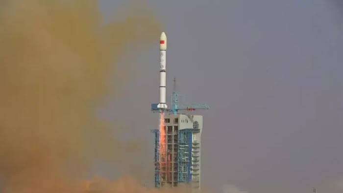 China meluncurkan roket Long Marc 2C yang membawa tiga satelit uji komunikasi ke Low Earth Orbit (LEO).