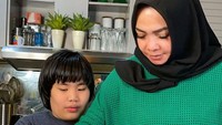 Dapurnya ini berada di bagian dalam belakang rumah. Di sana ia sering membuat berbagai makanan, salah satunya membuat pizza bersama putranya. Foto: YouTube/Instagram