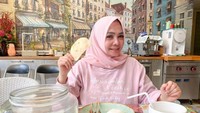 Ternyata, Rieta Amilia tidak hanya memiliki satu dapur melainkan dua dapur. Yang satu berada di dalam rumah dan satu lagi berada di halaman rumah. Foto: YouTube/Instagram