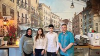 Dapurnya juga memberikan kesan homie, didesain dengan wallpaper dan di sana ditaruh beberapa tanaman hias. Foto: YouTube/Instagram