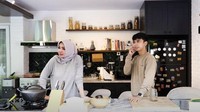 Rieta Amilia sudah banyak mengajak seleb untuk membuat konten memasak di dapurnya. Salah satunya ada Dimas Baams Foto: YouTube/Instagram