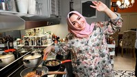Rieta Amilia memang memiliki ketertarikan di dunia kuliner. Di rumah ia sering memasak makanan sendiri untuk keluarganya dibanding makan di luar. Foto: YouTube/Instagram