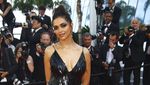 Deepika Padukone Cantik Bak Black Swan di Festival Film Cannes
