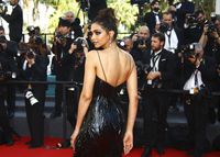 Deepika Padukone Cantik Bak Black Swan Di Festival Film Cannes