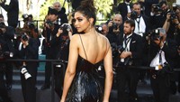 Deepika Padukone menyempurnakan penampilannya dengan smokey makeup. Foto: Joel C Ryan/Invision/AP/Joel C Ryan