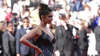 Untuk gaya rambut, Deepika Padukone semakin memesona dengan gaya messy bun. Foto: Joel C Ryan/Invision/AP/Joel C Ryan