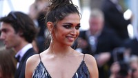 Deepika Padukone tampil cantik mengenakan gaun hitam dengan aksen rumbai. Foto: Joel C Ryan/Invision/AP/Joel C Ryan