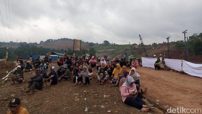 Demo warga Sumedang terkait pembangunan Tol Cisumdawu.