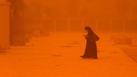 Udara di Kuwait pun berubah menjadi oranye terang saat badai pasir yang parah menyelimuti negara itu.   