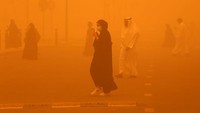 Untuk kedua kalinya di bulan ini, Bandara Internasional Kuwait menangguhkan semua penerbangan karena debu.   