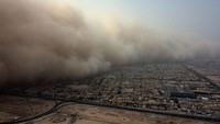 Pantauan udara dari badai pasir besar yang melaju ke kota di Kuwait, Senin (23/5/2022) waktu setempat. Badai tersebut seperti gulungan ombak pasir yang menyapu daratan.