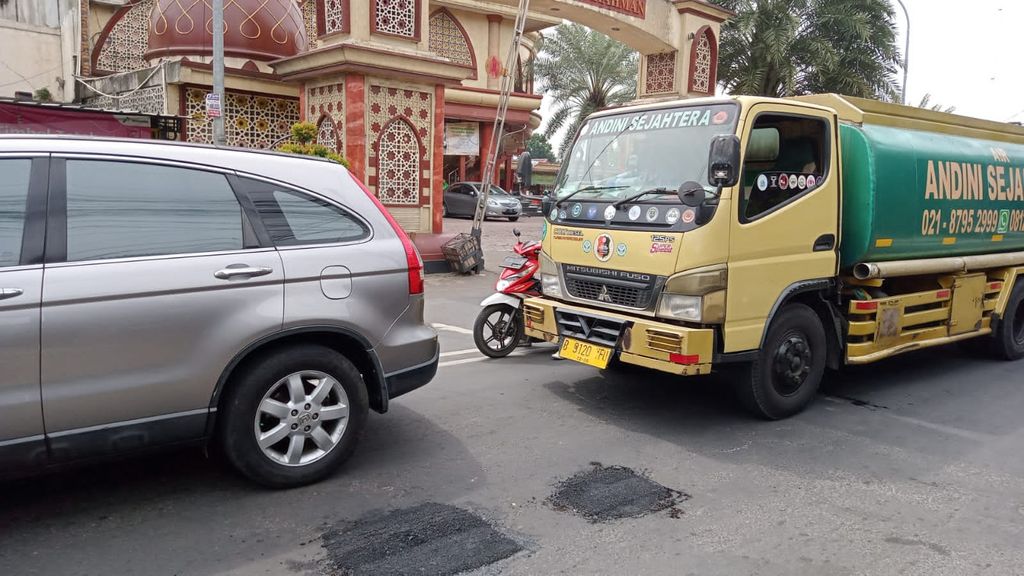 Dinas PUPR Kota Depok telah memperbaiki jalan berlubang di Jl Tole Iskandar.