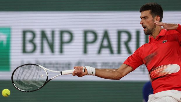 Serbia's Novak Djokovic returns the ball to Japan's Yoshihito Nishioka during their men's singles match on day two of the Roland-Garros Open tennis tournament at the Court Philippe-Chatrier in Paris on May 23, 2022. (Photo by Thomas SAMSON / AFP) (Photo by THOMAS SAMSON/AFP via Getty Images)