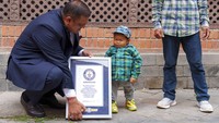 Dhananjay Regmi, CEO dari Tourism Board, menyerahkan sertifikat Guinness World Records kepadanya pada acara yang diselenggarakan di Tourism Board.  