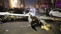 Orang-orang berkumpul di sekitar reruntuhan pesawat tak berawak atau drone di Sanaa, Yaman, Senin (23/5/2022) waktu setempat.  