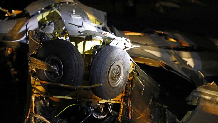 Drone Mata-mata Arab Saudi Ditembak Jatuh di Yaman People gather around the wreckage of a drone aircraft which Houthi rebels claimed to have shot down, in Sanaa, Yemen, Monday, May 23, 2022. (AP Photo/Hani Mohammed)