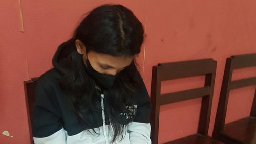 DS alias Desy mahasiswa di Kupang yang mencuri uang dan perhiasan ibu kosnya.