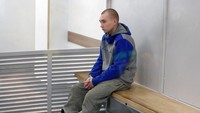 Melansir BBC Indonesia, tentara Rusia Sersan Vadim Shishimarin dijatuhi hukuman penjara seumur hidup oleh pengadilan di Ukraina karena membunuh warga sipil tak bersenjata. (Viacheslav Ratynskyi/Reuters).