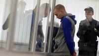 Shishimarin dilaporkan membunuh Oleksandr Shelipov (62) di desa Chupakhivka, timur laut Ukraina, pada 28 Februari lalu. Pria berusia 21 tahun itu mengaku tindakannya menembak Shelipov dilakukan berdasarkan perintah komandan. (Viacheslav Ratynskyi/Reuters).