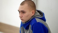 Sersan Vadim Shishimarin (21) hadir dalam sidang kasus kejahatan perang yang digelar di pengadilan kawasan Kyiv, Ukraina, Senin (23/5/2022) waktu setempat. (Viacheslav Ratynskyi/Reuters).