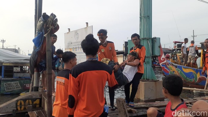 Evakuasi para pekerja yang terjebak banjir rob di Pelabuhan Tanjung Emas Semarang, Senin (23/5/2022).