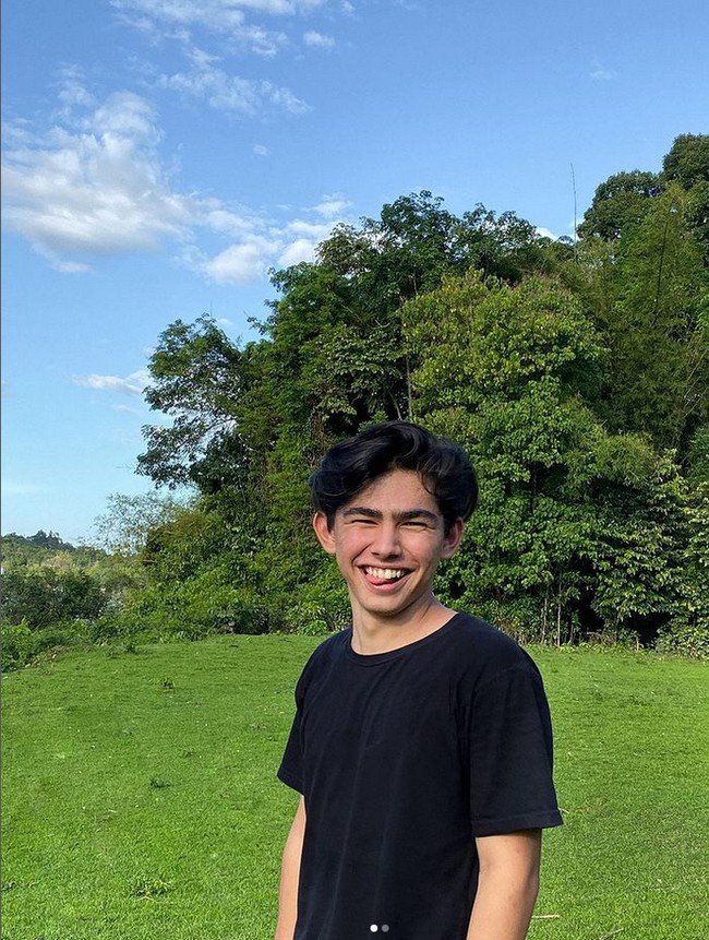 Chanee Kalaweit dan Prada serta anak-anak mereka, termasuk Andrew, menetap di hutan Kalimantan. Mereka menjalani kehidupan sehari-hari dengan memanfaatkan apa yang ada di alam. Mereka memasak dari hasil kebun, menggunakan listrik dengan bantuan matahari dan hidup secara alami. Foto: Dok. Instagram @andrewkalaweit.