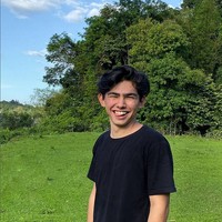 Chanee Kalaweit dan Prada serta anak-anak mereka, termasuk Andrew, menetap di hutan Kalimantan. Mereka menjalani kehidupan sehari-hari dengan memanfaatkan apa yang ada di alam. Mereka memasak dari hasil kebun, menggunakan listrik dengan bantuan matahari dan hidup secara alami. Foto: Dok. Instagram @andrewkalaweit.