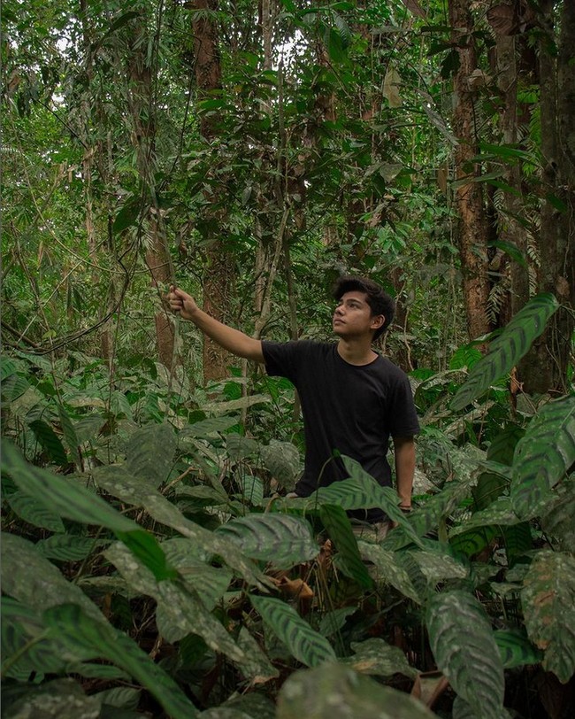 Begitu populernya chanel YouTube Andrew Kalaweit, dia sampai diundang ke Podcast bersama Deddy Corbuzier. Andrew pun dijuluki Deddy sebagai The Real Tarzan. Foto: Dok. Instagram @andrewkalaweit.