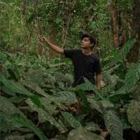 Begitu populernya chanel YouTube Andrew Kalaweit, dia sampai diundang ke Podcast bersama Deddy Corbuzier. Andrew pun dijuluki Deddy sebagai The Real Tarzan. Foto: Dok. Instagram @andrewkalaweit.