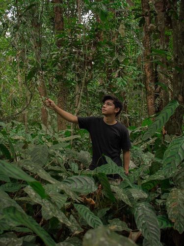 Foto Andrew Kalaweit, Youtuber yang kerap membagikan kegiatan di tengah hutan.
