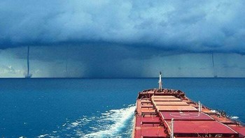 Menyambut badai di laut. Foto: via Bored Panda